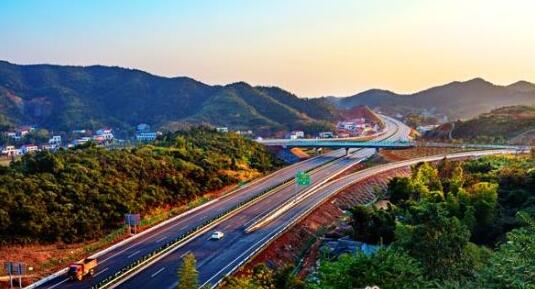 湖南高速公路集團(tuán)馬捷、何海鷹、秦朝陽(yáng)、王輝揚(yáng)、羅衛(wèi)華、汪小平、鄧曉靜、吳皓、譚紹富、周棟梁、鐘放平、邱少進(jìn)、肖玉輝領(lǐng)導(dǎo)班子