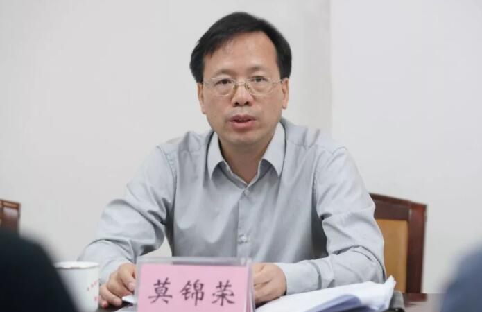 莫錦榮簡歷：廣西中醫(yī)藥大學(xué)黨委書記莫錦榮，曾任欽州市委副書記、市委常委、組織部部長，廣西高院政治部主任