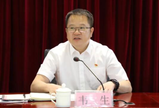 韋生簡(jiǎn)歷：百色城市建設(shè)投資發(fā)展集團(tuán)董事長(zhǎng)韋生，曾任百投集團(tuán)、百發(fā)集團(tuán)董事長(zhǎng)，西林縣委副書記