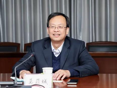 莫菲城簡歷：廣西地礦局副局長莫菲城，曾任廣西農(nóng)投集團(tuán)總經(jīng)理、平陸運(yùn)河集團(tuán)總經(jīng)理、南寧糖業(yè)董事長